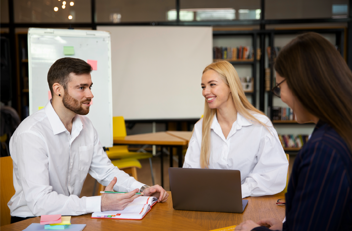 Profesionales preparándose para su certificación Certidemy